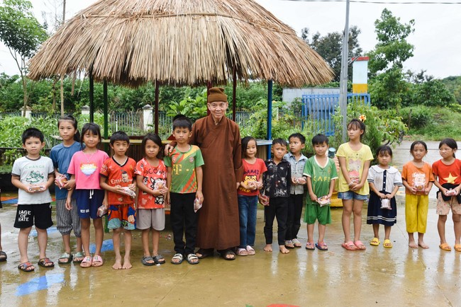 Ban Từ thiện: Tặng quà Trung Thu cho các em học sinh ở Đắk Som, Đăk Nông